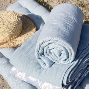 Quilt med lysebl� striber I Chic Antique