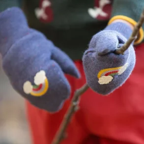 Strikkede vanter I Little Green Radicals I Regnbue I kologisk & Fairtrade