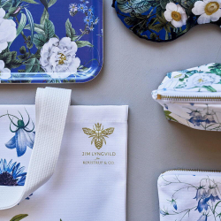 BOMULDSTASKE KOLOGISK - BLUE FLOWER GARDEN JIM LYNGVILD | Koustrup &amp; Co