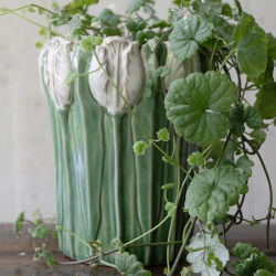 Urtepotte skjuler med tulipaner fra Wikholm I 16x19cm