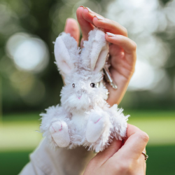 N�glering fra Wrendale design l Haren Rowan