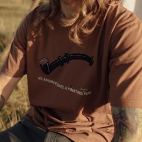 T-shirt med Lakridspibe fra Lakor l No Argument Beats a Pointing Pipe