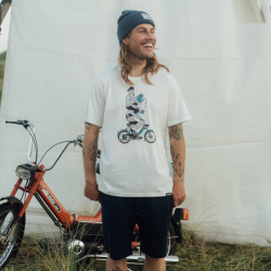 T-shirt fra Lakor i en star white l Hitching a ride