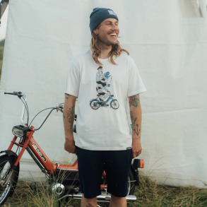 T-shirt fra Lakor i en star white l Hitching a ride