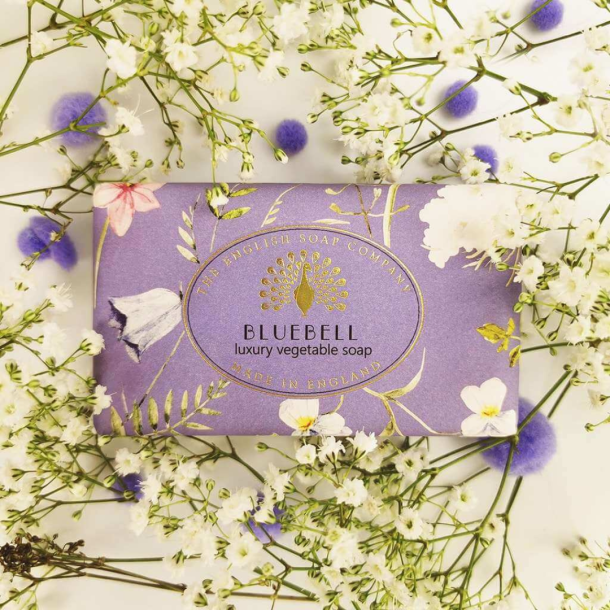 Sbe bar i en luxuris vegansk udgave med duft af Bluebell fra The English Soap Company