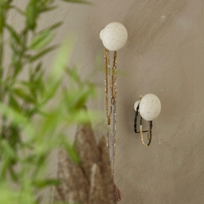 Knagest med 4 stk fra Speedtsberg l Polyresin stone 