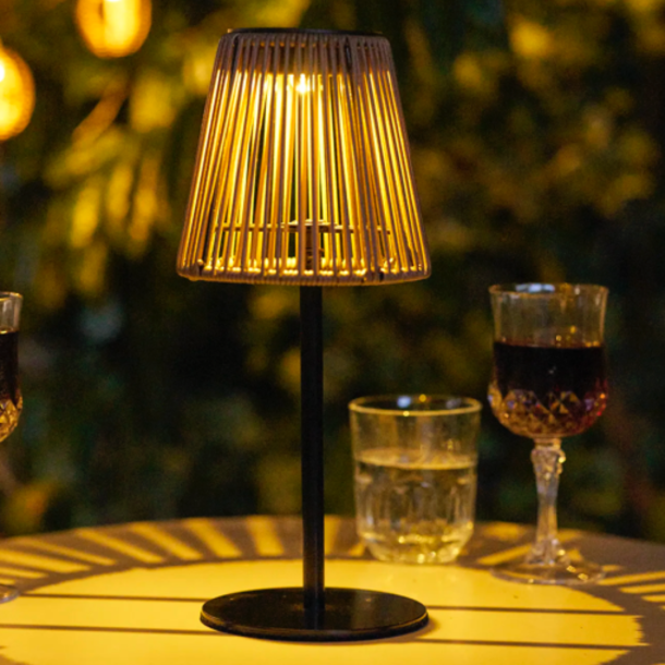 Lampe, genopladelig med integreret solcelle fra House Nordic 