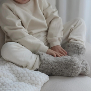 Lysegr� b�rne hjemmesko i uld 