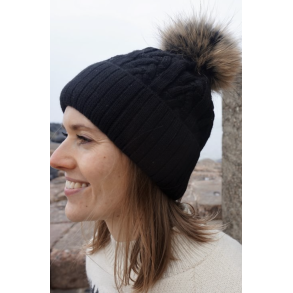 Strikhue MARIKA sort med pompon af finsk vaskebjrn.