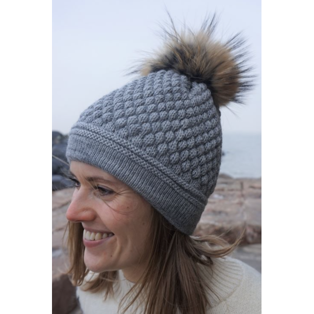 Strikhue DARIA lysegr m/pompon af finsk vaskebjrn