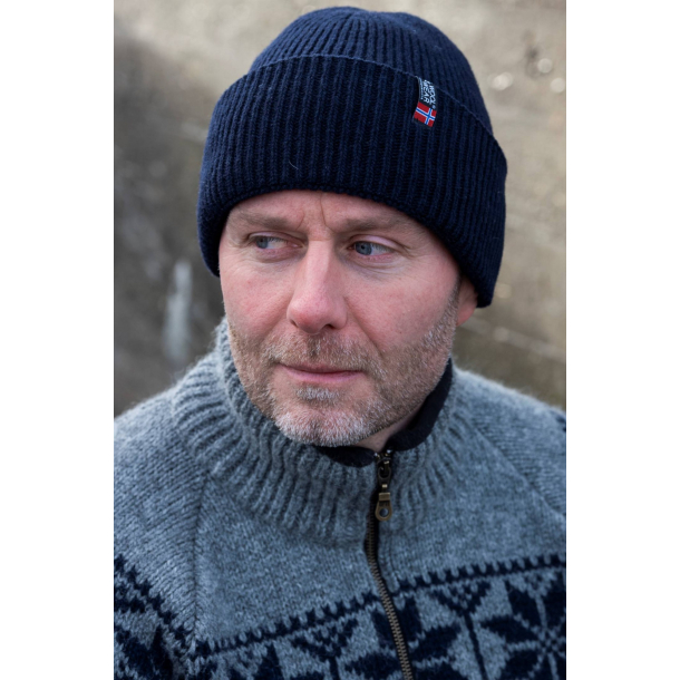 Strikhue navy i 100% uld fra WOOLWEAR of Scandinavia